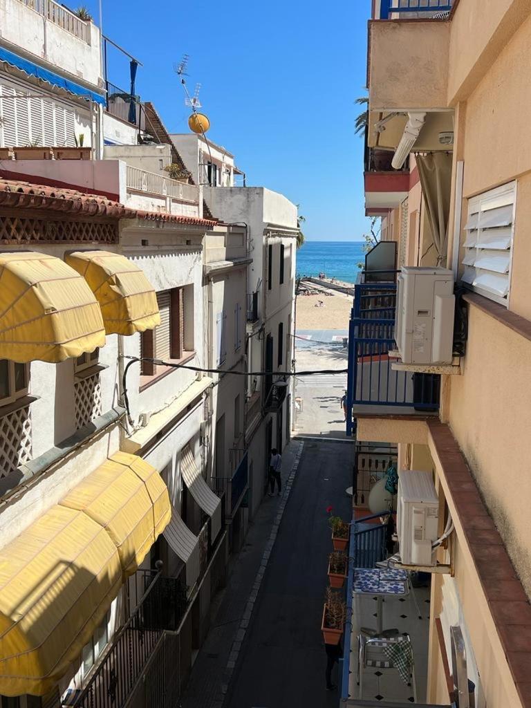 Sunny Flat In Sitges 30 Seconds To Beach, Balcony & Sea Views! Kültér fotó