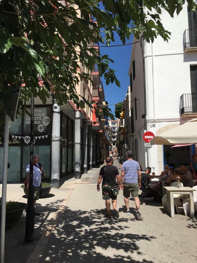 Sunny Flat In Sitges 30 Seconds To Beach, Balcony & Sea Views! Kültér fotó